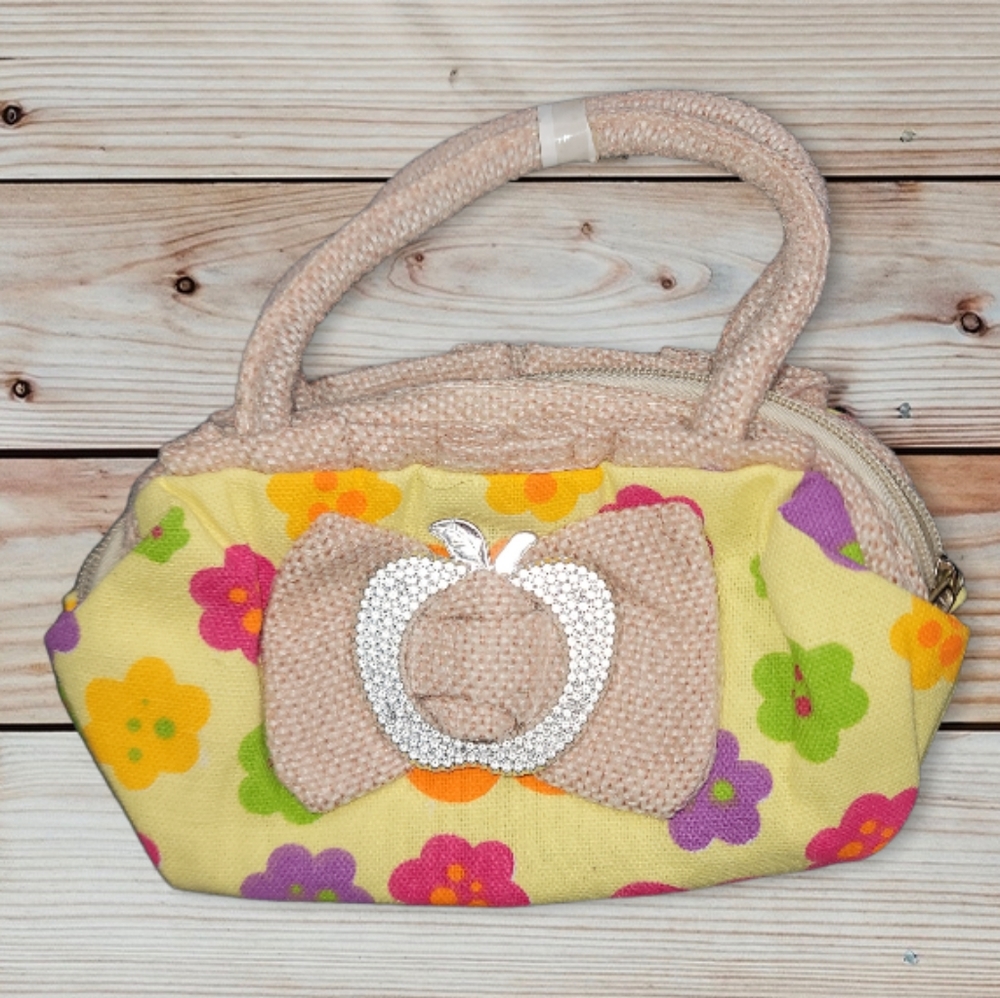 Little girls play purse